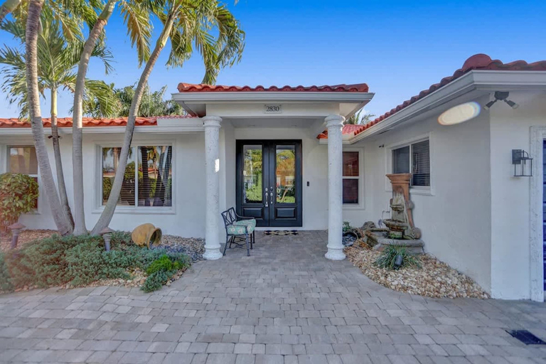 Room 3, Waterfront With Pool Spa Tiki Bar and 1 Mile to Beach, Broward