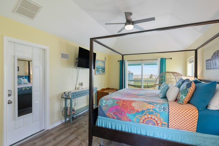 Room 5, Sol Searcher 3 Bedroom Home, Galveston