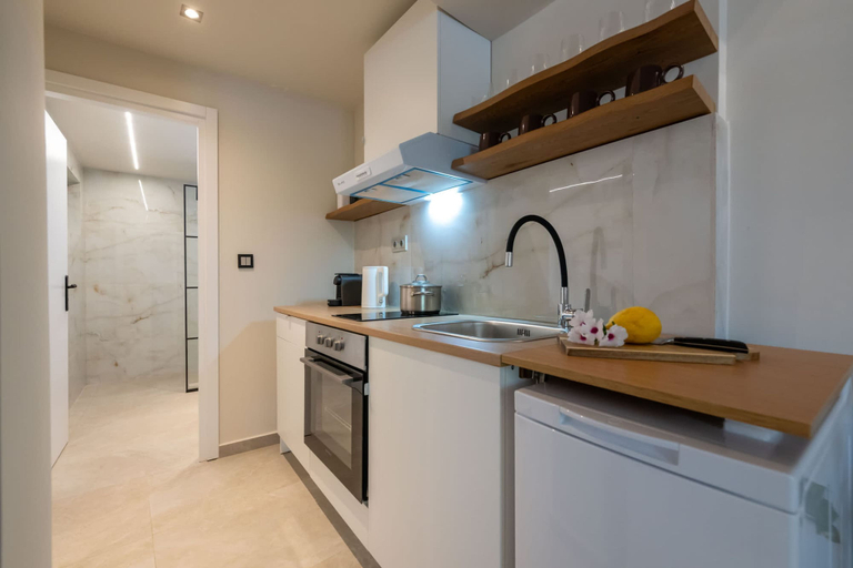 Room 3, Neilise - Modern Retreat in Central Kalamata, Peloponnese