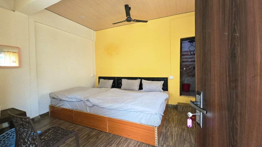 Room 4, Hotel Rajendra, Chamoli
