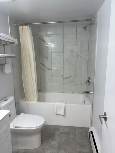 Bathroom 4, Rundle Inn and Suites, Division No. 11