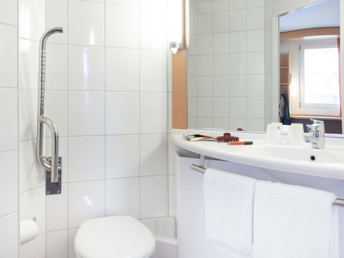 Bathroom 4, ibis Basel Bahnhof, Basel