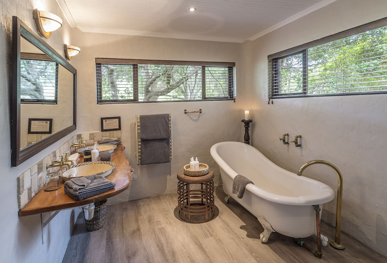 Bathroom 4, Kariega Game Reserve - Main Lodge, Cacadu