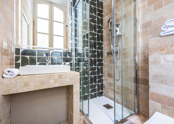 Bathroom 3, Hôtel de l'Amphithéâtre, Bouches-du-Rhône