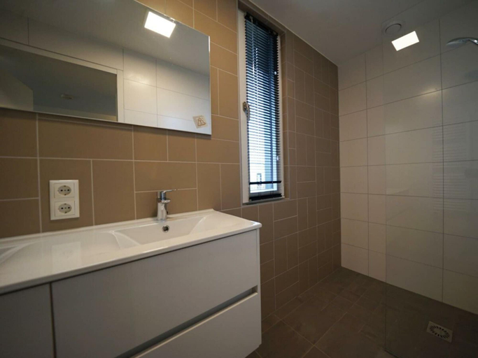 Bathroom 5, Cube Magnifique 10, Steenderen