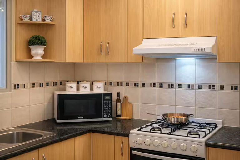 Private kitchen 4, Spacious 4-bed Retreat in Vibrant Footscray, Melbourne