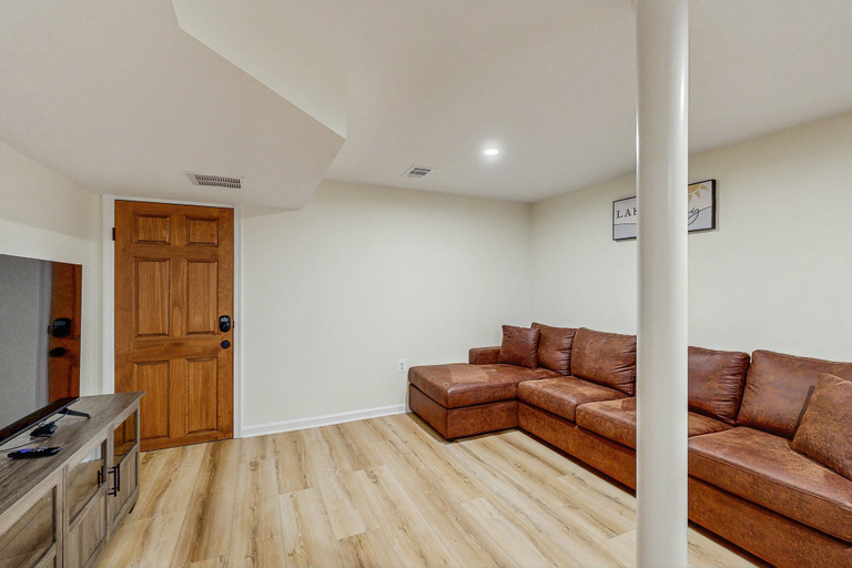 Living room, Relaxing Lakeside Cabin With Private Dock, Firepit, Boat Ramp and Water Access, Spotsylvania
