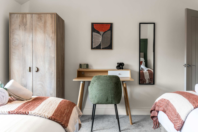 Room 2, Modern Northwich 3 Bed Sleeps 6 With Free Parking, Cheshire West and Chester