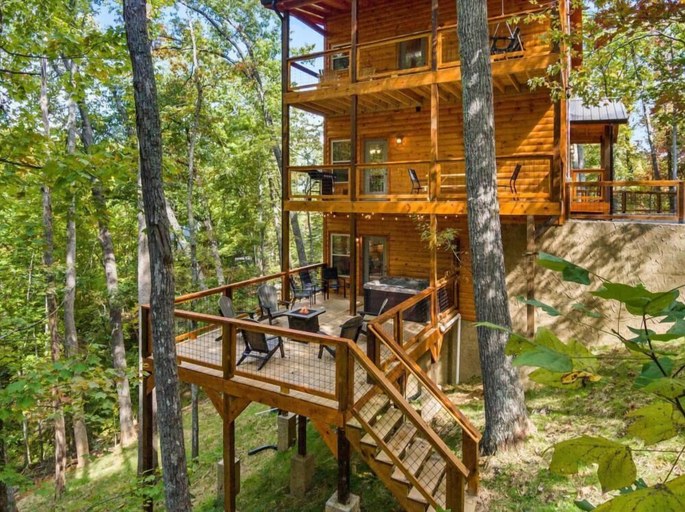 Property grounds 3, Treetop Tranquility, Sevier