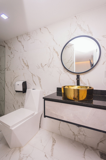 Bathroom 5, Hotel Montana, Bello