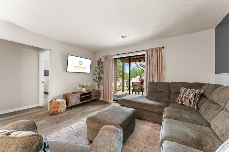 Living area 4, Poolside at The Pointe - 2bdr, Taney