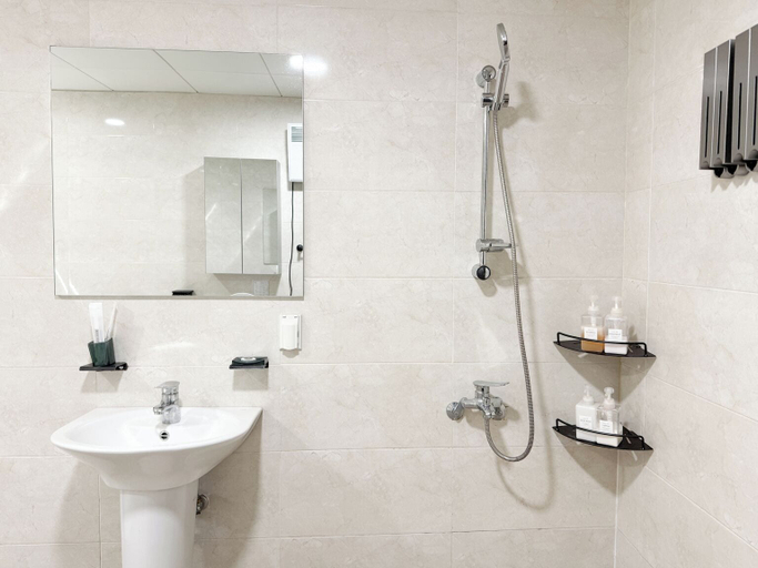 Bathroom 3, OVER THE MOUNTAIN, Gapyeong