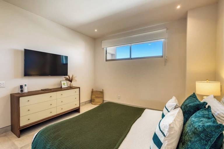 Room 2, Bright Coastal Condo With Ocean-view Balcony, Gym, Pools, BBQ & Kids Park, La Paz