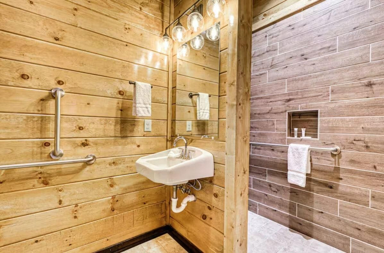 Bathroom 4, The Big Poplar Retreat, Sevier