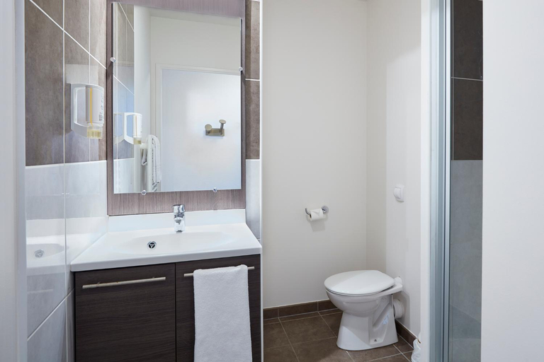 Bathroom 3, Adagio Access Poitiers Aparthotel, Vienne