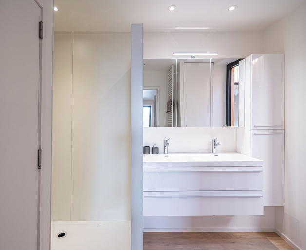 Bathroom 5, Les Camuches de la Banque, Hainaut