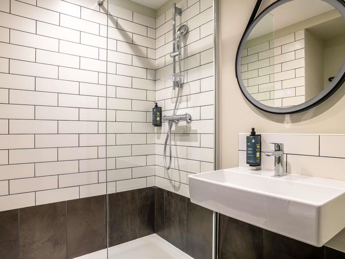 Bathroom 5, ibis Bordeaux Nord Carbon Blanc, Gironde