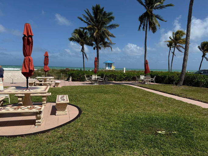 Room 3, Oceanfront Hidden Gem in Hollywood Beach, Broward