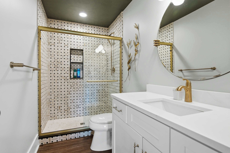 Bathroom 2, The Bavarian Inn Suites 4-6, Kenton