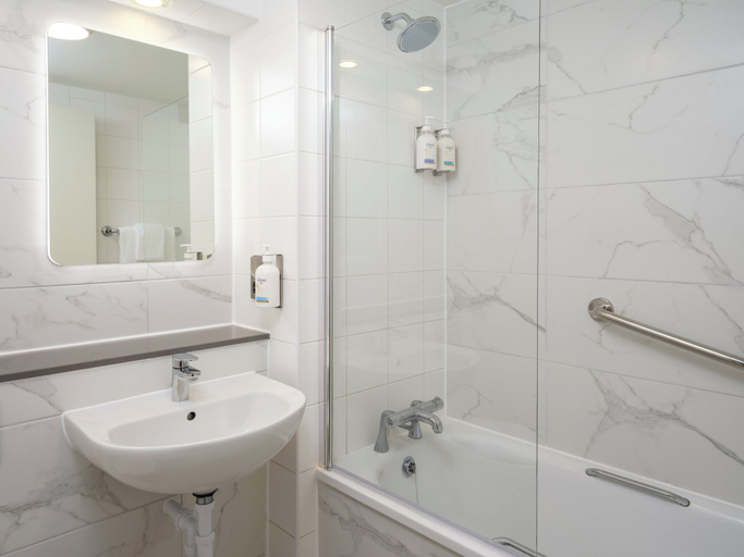 Bathroom 3, Garner Hotel WOLVERHAMPTON by IHG, Wolverhampton
