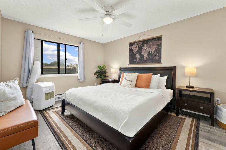 Room 5, Campus West Nest - King Bed + Walk to CSU, Larimer