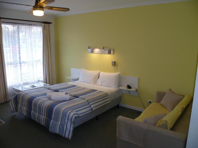 Bedroom 2, Birch Motel Tocumwal Previously Known as Kanimbla Motor Inn, Berrigan