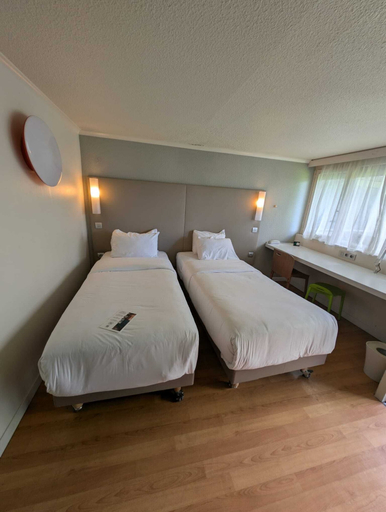 Bedroom 4, Campanile Villejust - ZA Courtaboeuf, Essonne