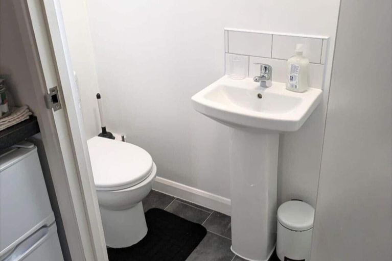 Bathroom 4, Double Rooms End Terrace Close to Kettering Town, Northamptonshire