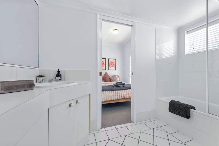 Interior 5, Convenient & Comfy! ~ 2bed, 2bath, 2car, Balcony, Indooroopilly