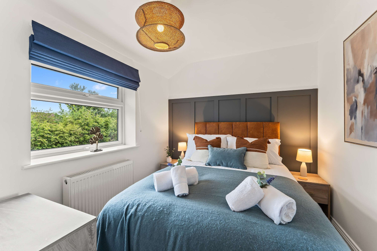 Room 3, Modern Northwich 3 Bed Sleeps 6 With Free Parking, Cheshire West and Chester