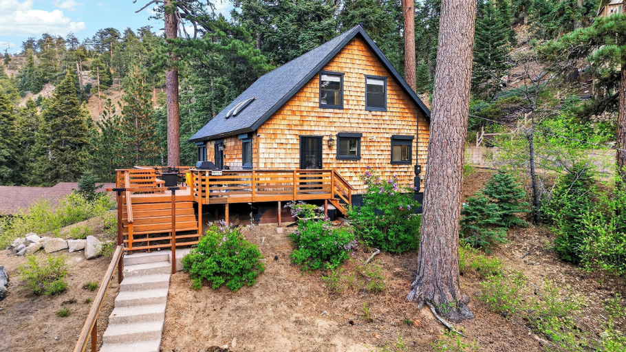 Interior 4, Cherry Pine Chalet by Avantstay Deck + Firepit + BBQ Near Lake + Slopes, San Bernardino