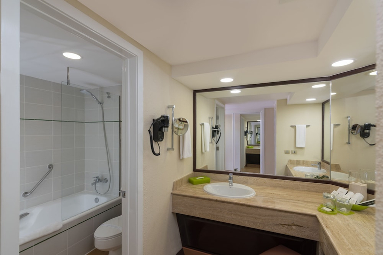 Bathroom 4, Barcelo Bavaro Beach - Adults Only, Salvaleon de Higuey
