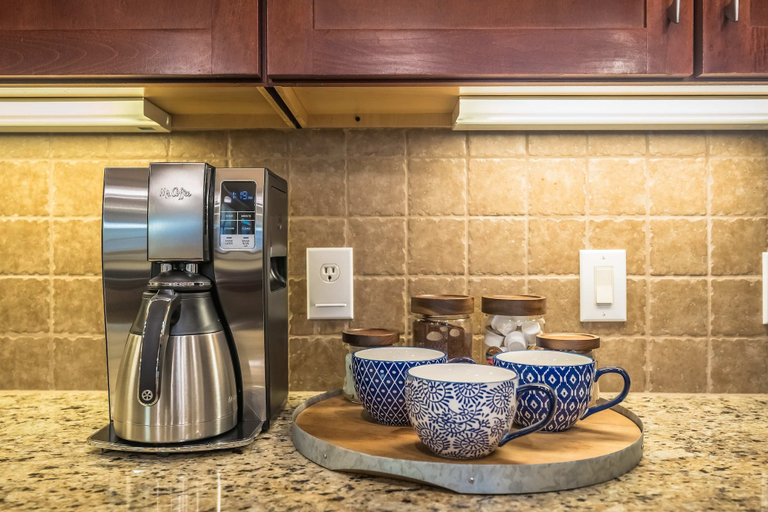 Room 2, Modern 3BR Townhouse Near Zilker Park, Travis