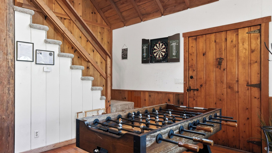 Interior 5, Cherry Pine Chalet by Avantstay Deck + Firepit + BBQ Near Lake + Slopes, San Bernardino