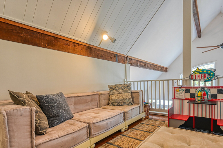 Living area 4, Beautiful Lakefront Home With Fireplace, Deck, Central AC, & Washer/dryer, Spotsylvania