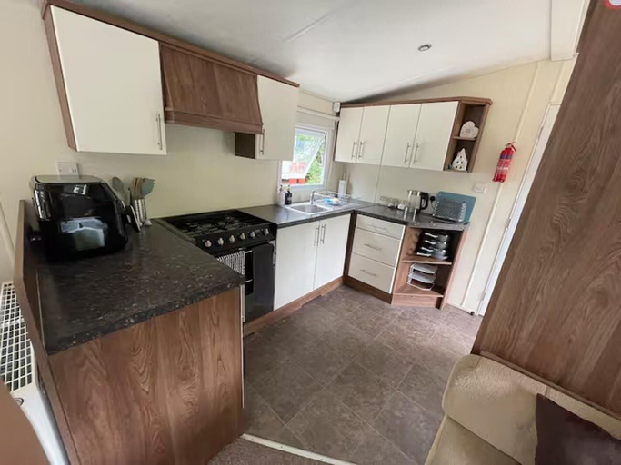 Private kitchen 2, Cabin Sleeps 6 With Garden and Pets Welcome, Isle of Wight