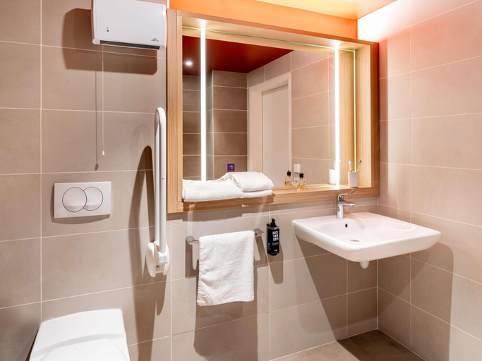 Bathroom 4, ibis Styles Prevessin Geneve Airport, Ain