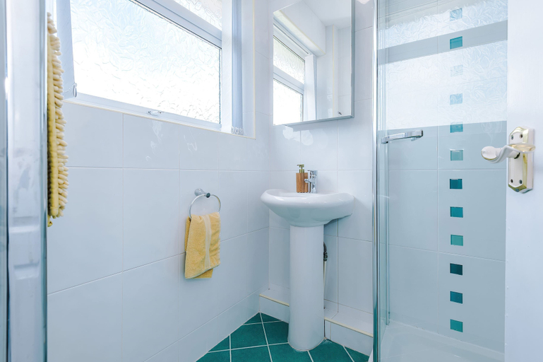 Room 5, Lovely 2 Bed Home With Free Parking and Garden, Cheshire East