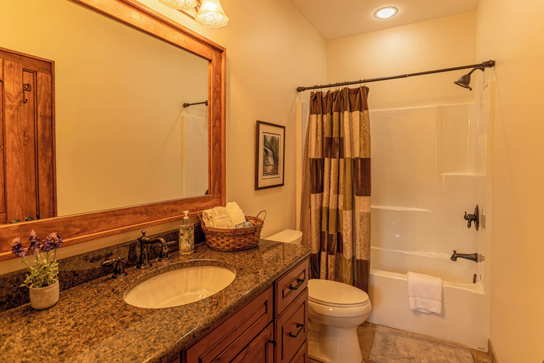 Bathroom 3, Heart Rock Lodge, Avery