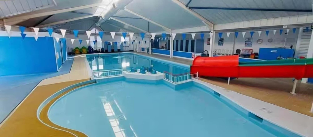 Pool, Cabin Sleeps 6 With Garden and Pets Welcome, Isle of Wight