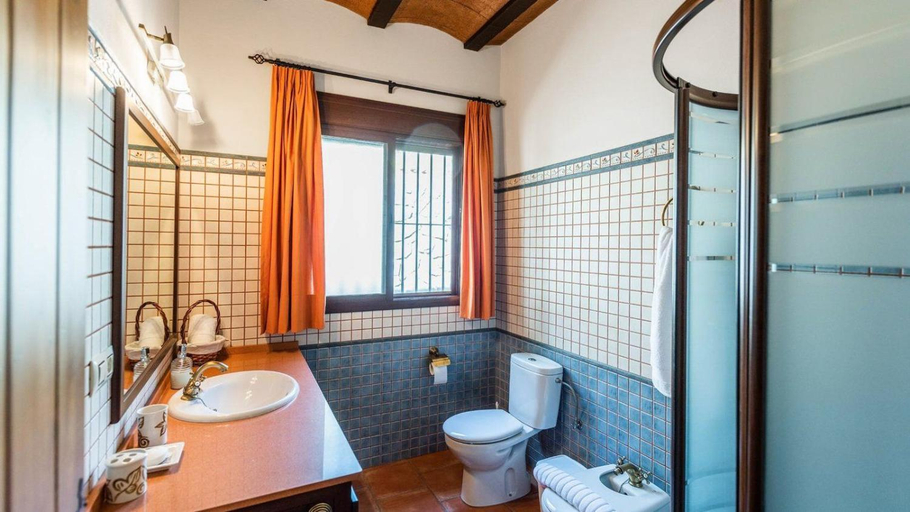 Bathroom, Casa Jose Manuel El Gastor by Ruralidays, Cádiz