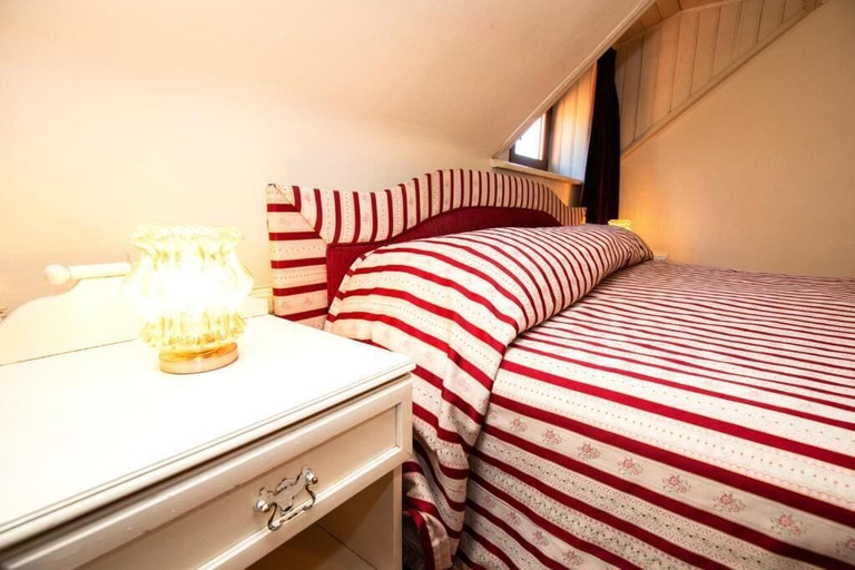 Room 4, Vila Retezat, Sinaia
