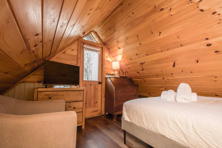 Room 2, Cottage AND Tiny House on Lake Pontoon Available, Rutherford