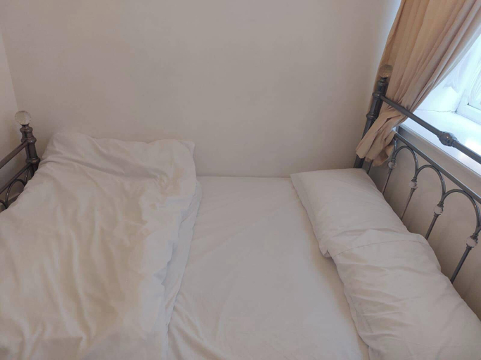 Room 2, Apartment Sleeps 3 With Wifi, Sunderland