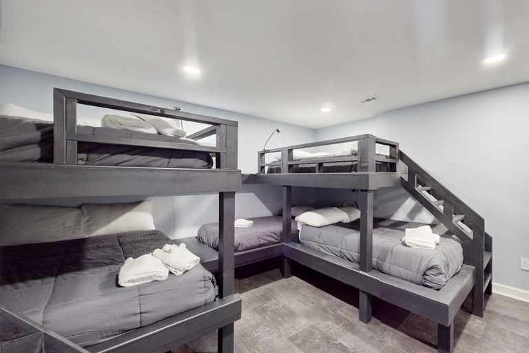 Room 4, Dog-friendly Spacious House W/private Pool, Private Pool Table & Ping Pong Table, Louisa