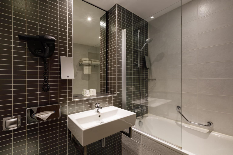 Bathroom 5, Best Western Clermont Ferrand Centre, Puy-de-Dôme