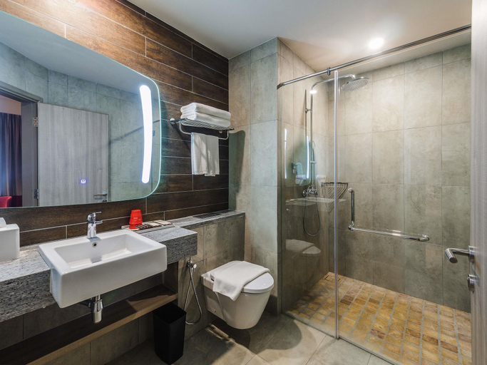 Bathroom 5, ibis Melaka, Malacca City