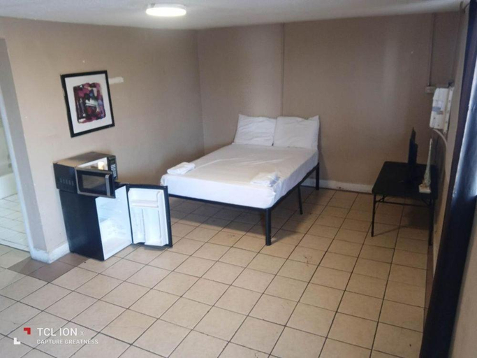 4, Sunset Motel, Clark