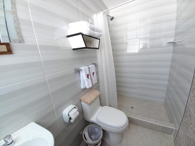 Bathroom 3, PUKANTU, Puno