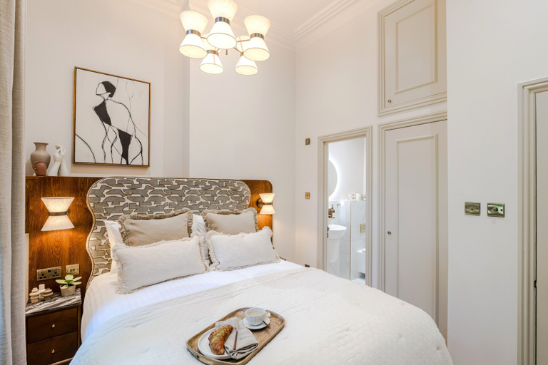 Room 4, Earl's Court - Your Apartment, London